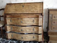 COMO' ANTICO CON 3 CASSETTI SEGRETE A ANTA RIBALTA. ALL'INTERNO HA ALTRI 5 CASSETTI.