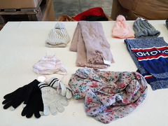 Stock di guanti, sciarpe e cappelli C&A