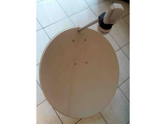 Parabola per decoder satellitare con supporto per montarla sul balcone