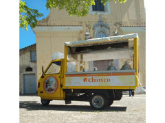 ape car all'uscita dalla chiesa