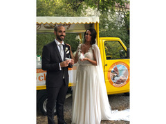 ape car all'uscita dalla chiesa